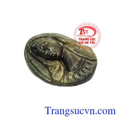 Mặt saphir Đức mẹ Maria nhân từ được chạm khắc vô cùng tinh xảo. 