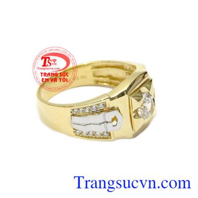 Với sự kết hợp vàng màu, vàng trắng và đá nhân tạo mang đến sự sang trọng, lịch lãm mà không mất đi tính thẩm mỹ. Nhẫn nam phong cách thời thượng