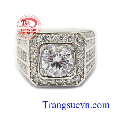 Với kiểu dáng độc đáo, gắn đá tinh xảo phù hợp xu thế thời trang và trang sức hiện đại Nhẫn nam vàng trắng tài lộc