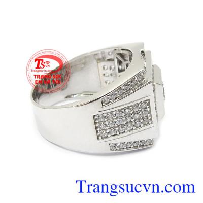 Sản phẩm được gắn đá CZ độc đáo, tinh tế mang lại cho người đeo phong cách lịch lãm, thời trang và đẳng cấp Nhẫn nam vàng trắng thịnh vượng