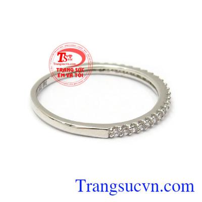 Nhẫn nữ đính đá duyên dáng là sản phẩm được ưa chuộng nhất hiện nay