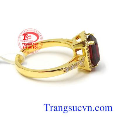 Granat là viên đá biểu tượng mang lại tiền tài, sức khỏe, danh vọng và sự tôn trọng Nhẫn nữ granat danh vọng