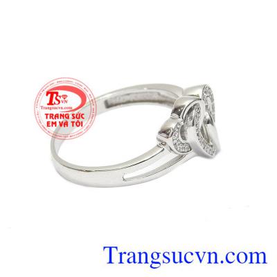 Thiết kế ba hình trái tim với các kích cỡ khác nhau được kết hợp chung khiến người nhìn liên tưởng tới một gia đình nhỏ. Nhẫn nữ hạnh phúc lớn