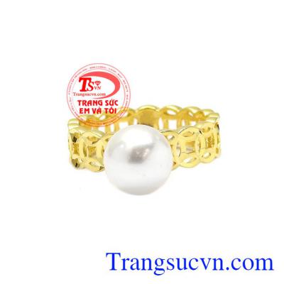 Nhẫn nữ kim tiền ngọc trai được chế tác bắt mắt từ vàng 10k cùng viên ngọc trai tròn đẹp. 