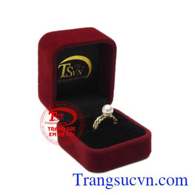Sản phẩm được tặng kèm hộp đựng sang trọng. Nhẫn nữ kim tiền ngọc trai