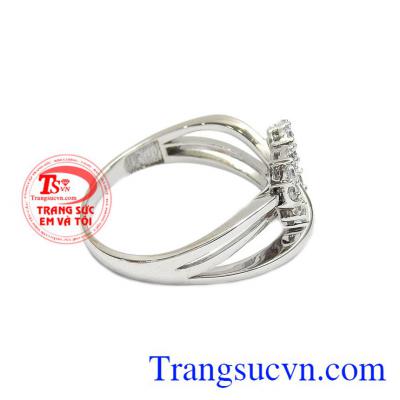 Sản phẩm chế tác từ vàng tây 10k sáng bóng, bền đẹp. Nhẫn nữ sắc màu tình yêu