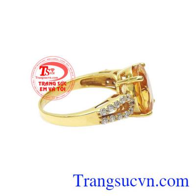Thiết kế sang trọng và tinh tế giúp cho người phụ nữ càng thêm quyến rũ hơn. Nhẫn nữ thạch anh vàng