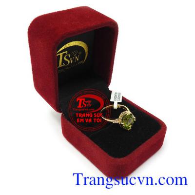 Nhẫn nữ vàng tây peridot bình an được phái đẹp đặc biệt ưa chuộng luôn đeo bên mình như lá bùa hộ mệnh cho bản thân.