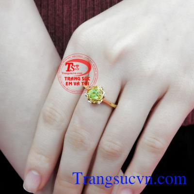 Đá Peridot là loại đá quý tuyệt đẹp này để có thể hàn gắn mọi vết thương cả về thể chất lẫn tinh thần,Nhẫn nữ vàng Peridot may mắn