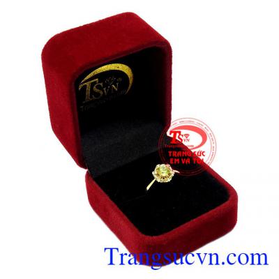 Không những vậy Peridot còn mang lại sức khỏe, may mắn và bình an cho người đeo,Nhẫn nữ vàng Peridot may mắn