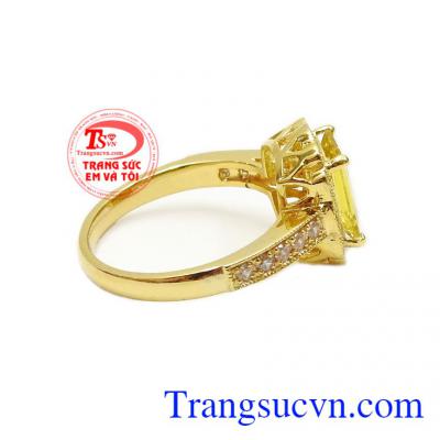 Đeo Sapphire màu vàng, chủ nhân sẽ luôn may mắn và thành công, sở hữu cuộc sống đầy đủ không cần lo ngại về vật chất,Nhẫn nữ vàng Sapphire quý phái