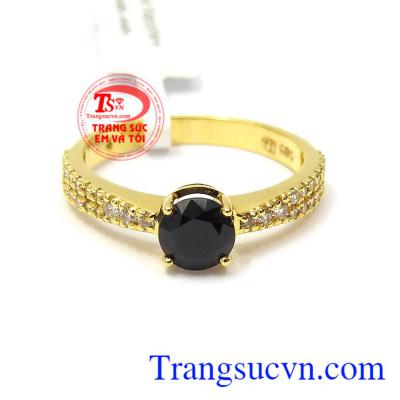 Nhẫn nữ sapphire thiên nhiên tôn lên sự trẻ trung, sang trọng và quý phái cho người đeo Nhẫn nữ vàng sapphire tài lộc
