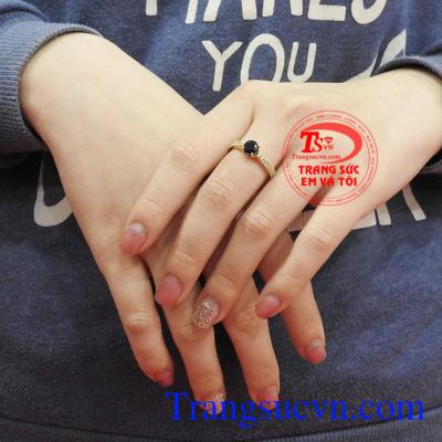 Nhẫn nữ gắn đá thiên nhiên có giấy kiểm định kèm theo đảm bảo uy tín, chất lượng. Nhẫn nữ vàng sapphire tài lộc