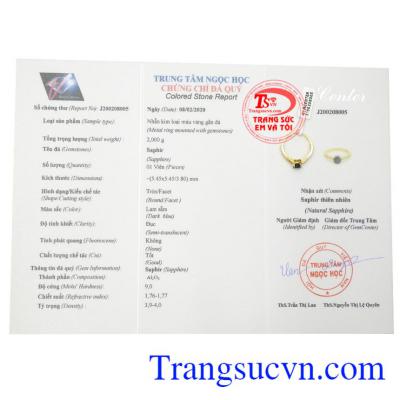 Sapphire là viên đá biểu tượng cho tình yêu, hôn nhân bền vững, sự thịnh vượng và giàu có, là viên đá rất được ưa chuộng trong phong thủy Nhẫn nữ vàng sapphire tài lộc