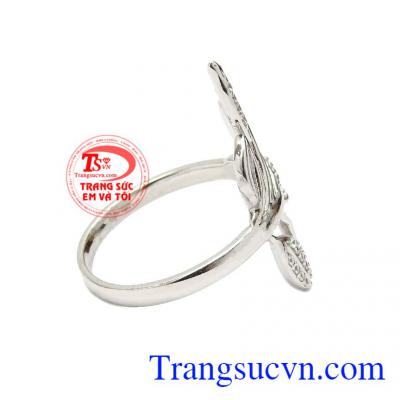 Với phong cách trang nhã này rất dễ để các chị em kết hợp trang phục và phụ kiện,Nhẫn nữ vàng trắng trang nhã