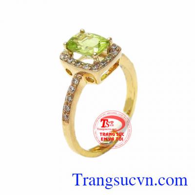 Nhẫn vàng 14k gắn đá quý đá Peridot tượng trưng cho tài hùng biện, thuyết phục.