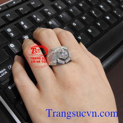 Nhẫn nam nhập khẩu bền đẹp, chất lượng, phù hợp thị hiếu phái mạnh. Nhẫn vàng trắng nam quyền lực