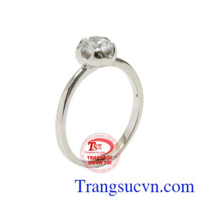 Nhẫn vàng trắng sắc màu tình yêu được nhập khẩu từ Hàn Quốc với thiết kế thanh mảnh nhưng vẫn khiến cho người đeo trở nên thu hút.