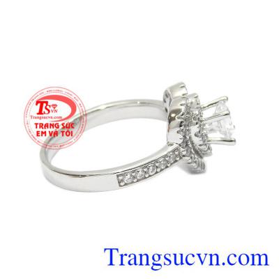 Các đường nét uyển chuyển, vàng trắng kết hợp cùng đá nhân tạo lấp lánh càng thêm quyến rũ. Nhẫn vàng trắng trái tim hạnh phúc