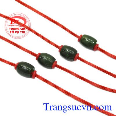 Nếu trước dây dây bện là loại đơn sơ thì nay đã thay bằng chất liệu bền đẹp và có tính thẩm mỹ hơn. Vòng tay lu thống nepherite đẹp