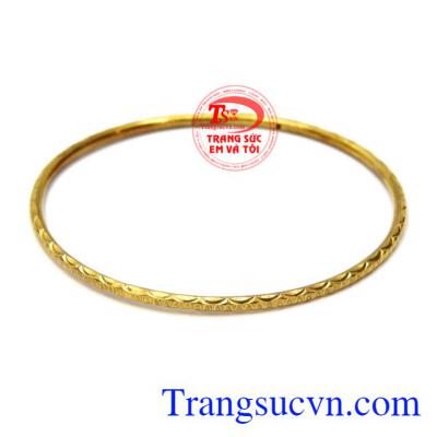 Vòng tay nữ thanh mảnh được chạm khắc tinh xảo từ vàng 10k mang lại vẻ nữ tính cho phái đẹp.