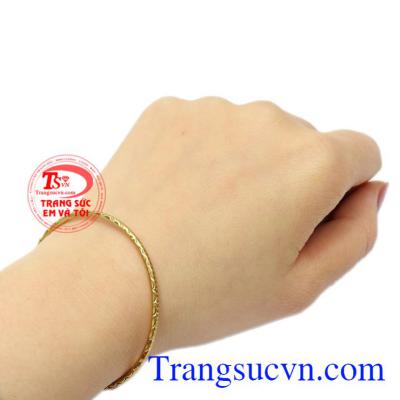 Vòng tay nữ thanh mảnh duyên dáng.