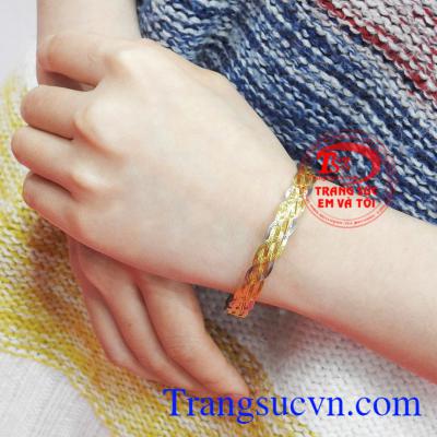 Vòng tay thời trang phong cách là một món quà ý nghĩa để dành tặng cho người thân yêu của bạn. 