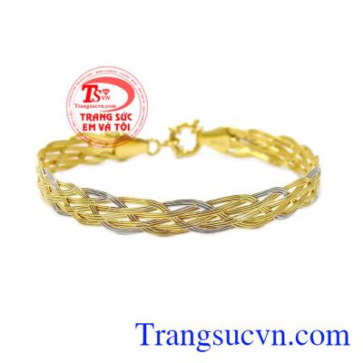 Sản phẩm có thể kết hợp cùng nhiều trang phục khác nhau. Vòng tay thời trang phong cách