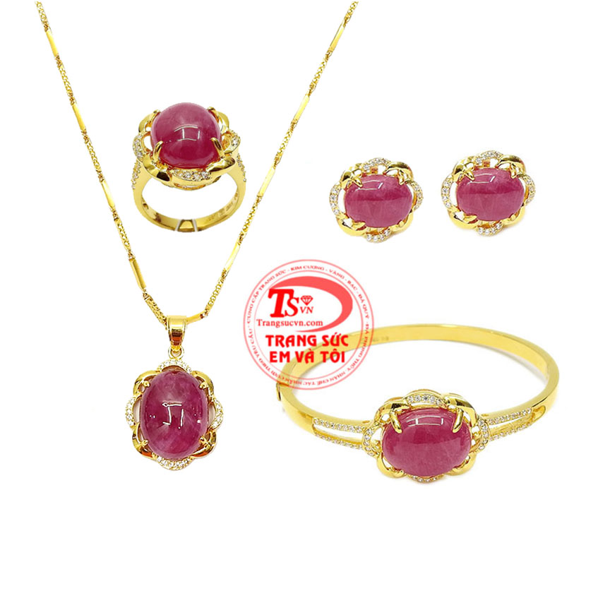 Bộ trang sức ruby rực rỡ là sự kết hợp giữa vàng tây và đá ruby thiên nhiên mang đến vẻ đẹp lộng lẫy cho người đeo. 
