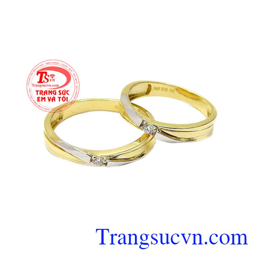 Nhẫn cưới cam kết ngọt ngào được nhập khẩu trực tiếp từ Hàn Quốc với chế tác từ vàng tây 10k bền đẹp, sáng bóng. 