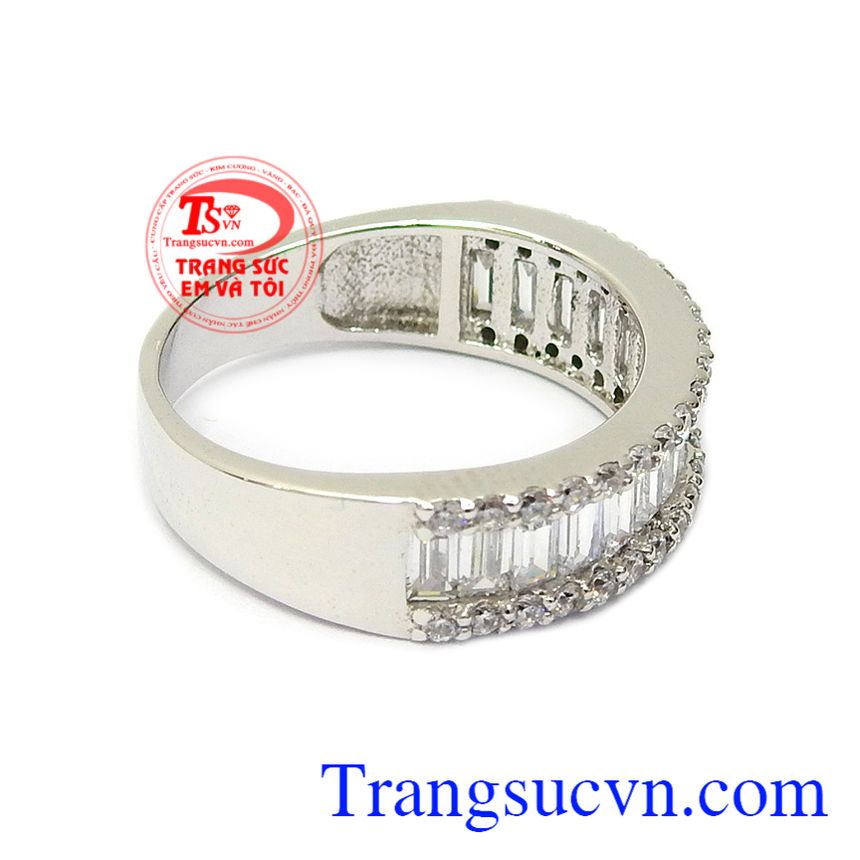 Nhẫn nữ vàng trắng 10k được nhập khẩu nguyên chiếc từ Korea với đường nét thiết kế tinh xảo là sản phẩm rất được phái đẹp ưa chuộng