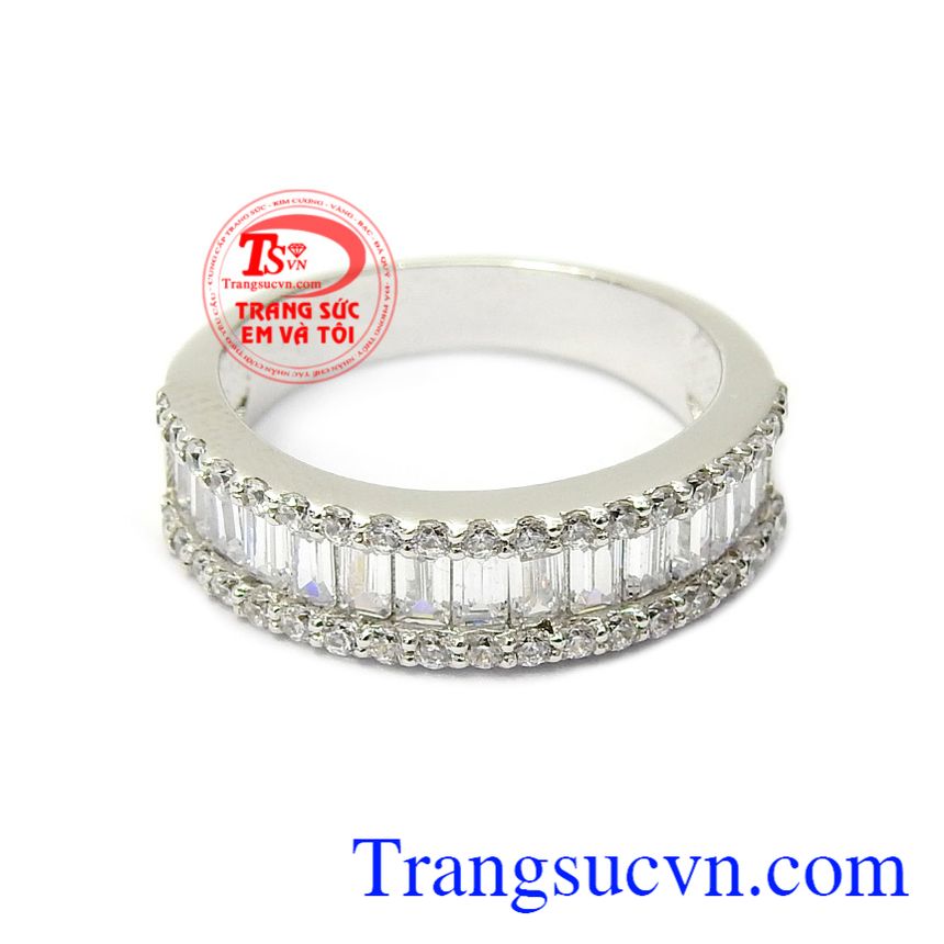 Nhẫn nữ vàng trắng lôi cuốn phù hợp nhiều kiểu trang phục và phong cách thời trang đa dạng