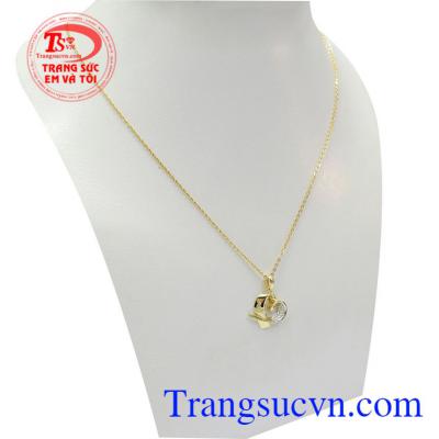 Với sự kết hợp tinh tế giữa mặt dây trái tim và dây chuyền mảnh mai mang lại sự nhẹ nhàng, thanh thoát cho từng đường nét sản phẩm