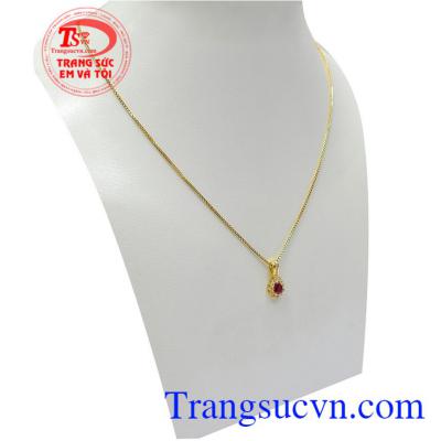 Mặt dây gắn đá ruby là biểu tượng của tình yêu, hạnh phúc, thịnh vượng và may mắn