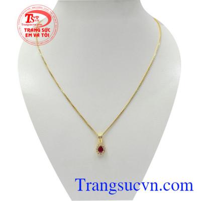 Bộ dây chuyền ruby hưng thịnh kết hợp giữa dây chuyền Italy và mặt dây đá ruby thiên nhiên mang lại sự nhẹ nhàng, tinh tế và quý phái cho người đeo