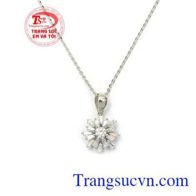 Bộ dây chuyền với mặt dây gắn đá CZ cao cấp là dòng sản phẩm rất được ưa chuộng hiện nay.