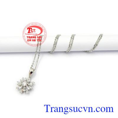 Bộ dây chuyền vàng trắng duyên dáng tạo nên nét cá tính riêng cho phái đẹp, dễ dàng kết hợp với nhiều loại trang phục và phong cách thời trang đa dạng