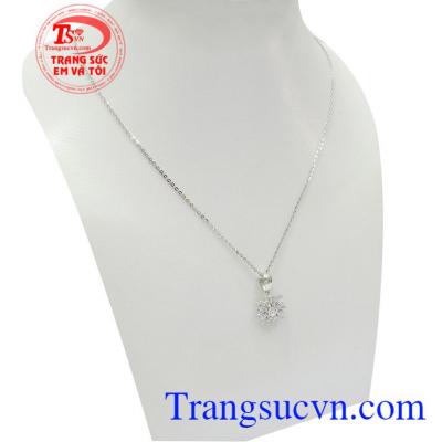 Sản phẩm kết hợp độc đáo màng lại phong cách sang trọng, dịu dàng và duyên dáng cho người đeo