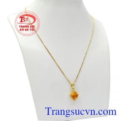 Thiết kế với viên thạch anh vàng to chính giữa nổi bật cùng những viên đá kết Cz nhỏ làm tăng sự nổi bật cho mặt dây,Bộ dây Citrine nổi bật
