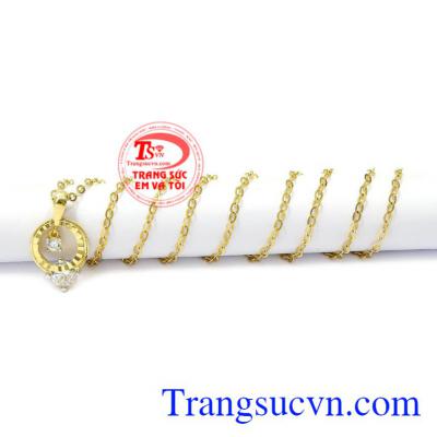 Bộ mặt dây nữ yêu kiều có thể kết hợp với nhiều kiểu quần áo, hợp xu hướng, tạo nổi bật.