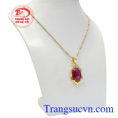 Bộ dây chuyền là biểu tượng của tình yêu, hạnh phúc, sự hưng thịnh và cơ may. Bộ mặt dây Ruby trang nhã