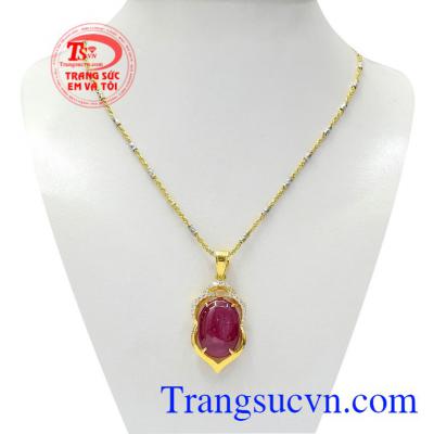 Bộ mặt dây Ruby trang nhã là sự kết hợp giữa dây chuyền Italy và mặt dây Ruby thiên nhiên mang lại vẻ cao quý, sang trọng cho phái đẹp.