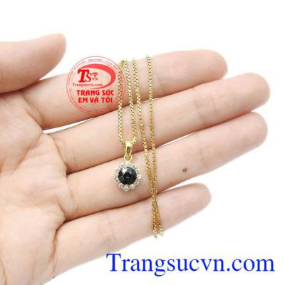 Không chỉ bởi tính thẩm mỹ cao, giá trị của viên đá mà còn mang lại nhiều tác dụng trong phong thủy. Bộ nữ trang saphir dễ thương