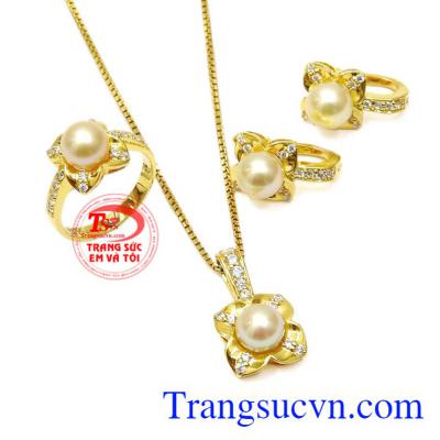 Bộ trang sức ngọc trai thanh lịch