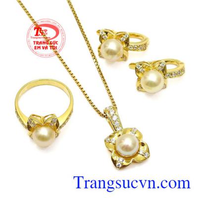Bộ sản phẩm sẽ là món quà không chỉ giá trị cao mà còn mang lại may mắn, niềm vui cho người nhận. Bộ trang sức ngọc trai thanh lịch
