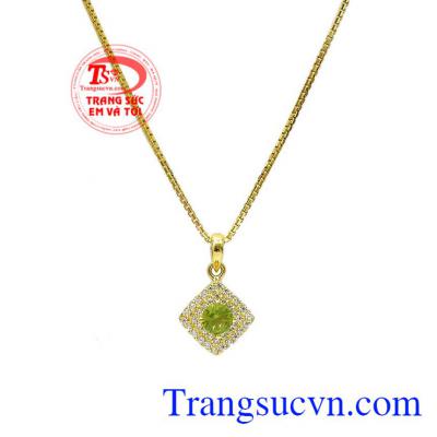 Đá peridot được mệnh danh là đá dành cho người sinh tháng 8. Bộ trang sức peridot quyến rũ