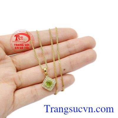 Không chỉ vậy, màu xanh của đá thích hợp cho người mệnh mộc và hỏa mang lại sự may mắn và thành công. Bộ trang sức peridot quyến rũ