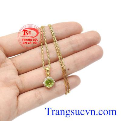 Các đường nét tinh tế, trẻ trung chắc chắn sẽ làm hài lòng tất cả các chị em phụ nữ. Bộ trang sức peridot tinh tế