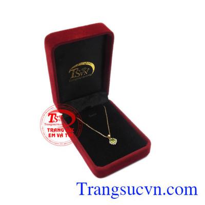 Đá peridot thiên nhiên còn hỗ trợ giúp tình yêu đôi lứa, tình cảm vợ chồng ngày càng bền chặt và viên mãn. Bộ trang sức peridot tinh tế