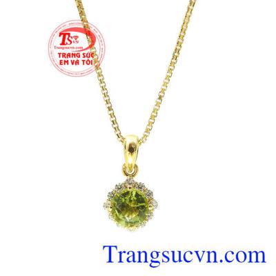 Sản phẩm kết hợp vàng màu cùng đá peridot thiên nhiên tạo nên bộ sản phẩm hài hòa cả về màu sắc và kiểu dáng. Bộ trang sức peridot tinh tế